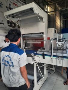 Bộ máy cắt và co màng lốc chai nước tự động tích hợp dây chuyền sản xuất