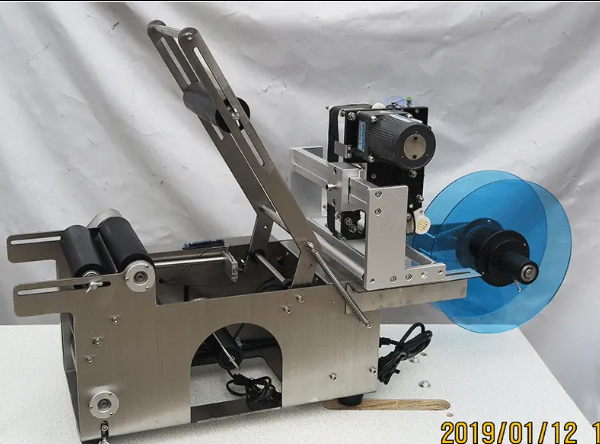Máy dán nhãn decal chai tròn bán tự động có in date