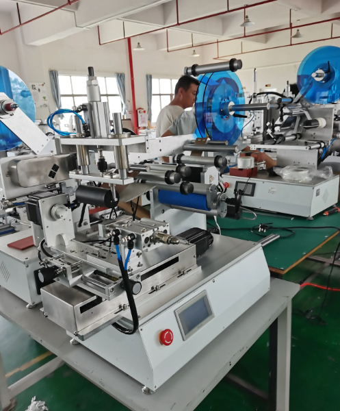 Máy dán nhãn mặt phẳng chai nhựa bán tự động