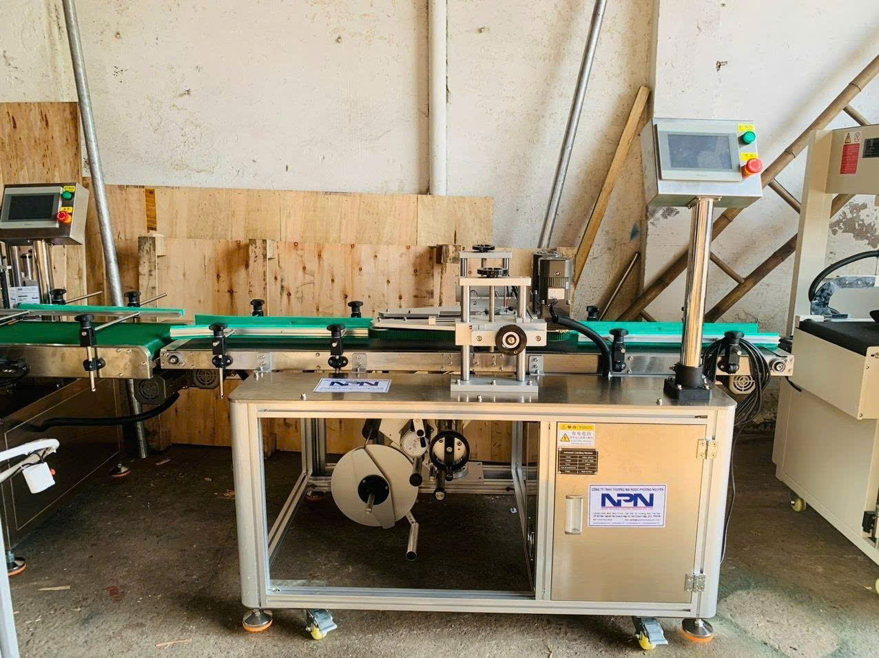 Máy dán nhãn mặt phẳng dưới tự động tốc độ cao Máy dán nhãn mặt phẳng dưới tự động tốc độ cao