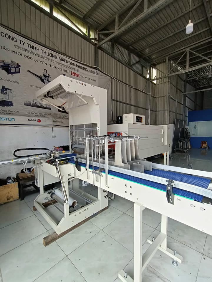 Bộ máy cắt và co màng lốc chai nước tự động tích hợp dây chuyền sản xuất Bộ máy cắt và co màng lốc chai nước tự động tích hợp dây chuyền sản xuất