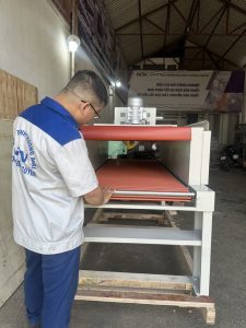 Máy cắt và co màng