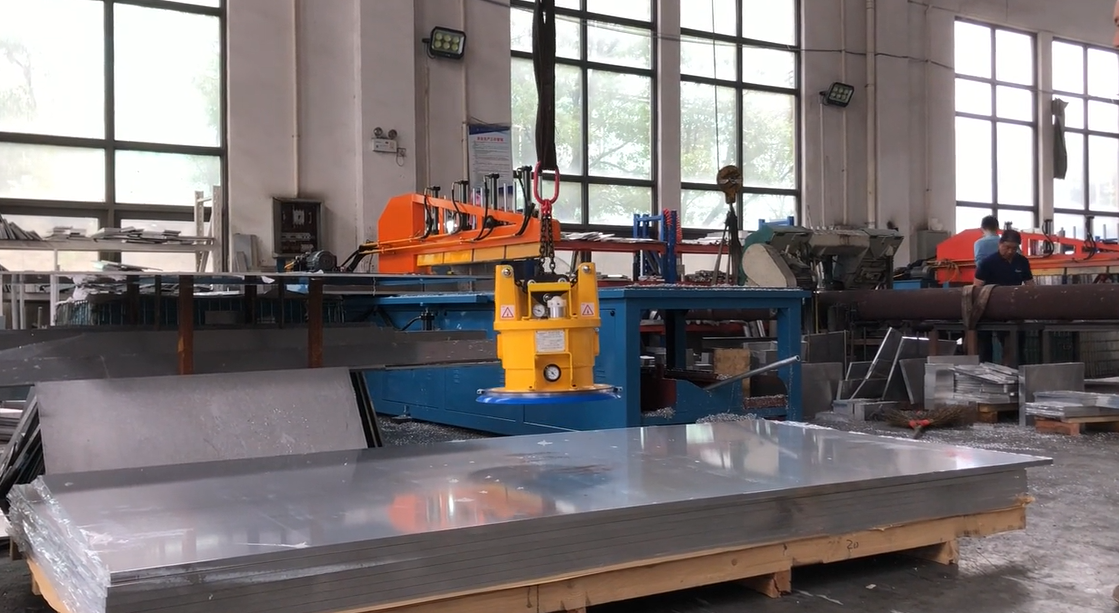 Thiết bị nâng tấm bằng chân không tải trọng tối đa 800kg Thiết bị nâng tấm bằng chân không tải trọng tối đa 800kg