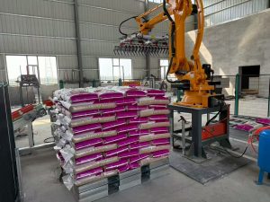 Robot xếp hàng tự động sắp xếp bao thức ăn chăn nuôi và thức ăn thú cưng lên pallet gọn gàng, nâng cao hiệu quả sản xuất và giảm chi phí nhân công