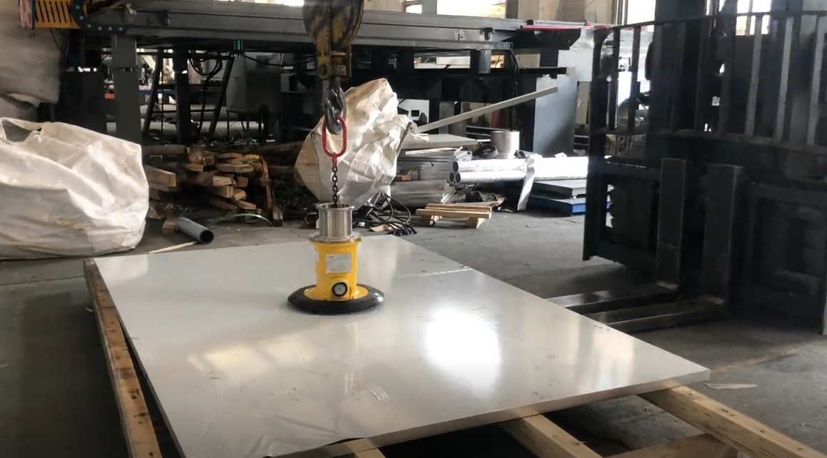 Thiết bị nâng hạ chân không cho tấm thép tải trọng tối đa 300kg Thiết bị nâng hạ chân không cho tấm thép tải trọng tối đa 300kg