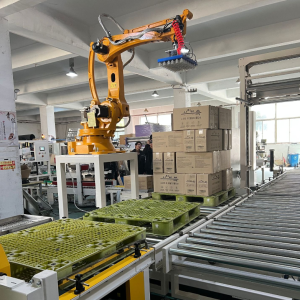 Robot công nghiệp Kowell xếp hàng tự động – gắp và xếp pallet cho bao bì, carton, thùng sơn Kewei Robotics chuyên về đa dạng các loại robot xử lý và xếp pallet, sẽ được sử dụng rộng rãi trong các quy trình sản xuất "thay thế máy móc". Nhờ cấu trúc cứng cáp và quy trình xếp pallet thông minh tốc độ cao, hiệu suất đã được cải thiện, giúp khách hàng hoàn thành công việc nhanh chóng, hiệu quả và tiết kiệm hơn. Tích hợp nhiều quy trình chuyên biệt cho từng ngành, kết hợp với PLC mềm và nhiều giao diện bus khác nhau, giúp khách hàng dễ dàng đối mặt với nhiều thách thức trong quy trình. Các model robot 4 trục của KOWELL Robot xếp pallet KW1300M-3200 Tải trọng 300kg, 3200mm Robot công nghiệp bốn trục tải trọng lớn KW1300M-3200. Cổ tay có thể chịu tải trọng 300kg và bán kính làm việc lên đến 3200mm. Robot xếp pallet KW1180M-3200 Tải trọng 180kg, 3200mm Robot công nghiệp bốn trục tải trọng lớn KW1180M-3200. Cổ tay có thể chịu tải trọng 180kg và bán kính làm việc lên đến 3200mm. Robot xếp pallet KW1120M-2400 Tải trọng 120kg, 2400mm Robot xếp hàng pallet 4 trục tự động cho bao tải và thùng carton, Robot KOWELL Robot xếp hàng pallet 4 trục tự động cho bao tải và thùng carton, Robot KOWELL