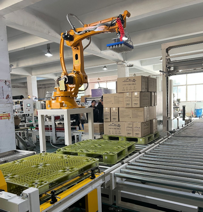 Robot công nghiệp Kowell xếp hàng tự động – gắp và xếp pallet cho bao bì, carton, thùng sơn Kewei Robotics chuyên về đa dạng các loại robot xử lý và xếp pallet, sẽ được sử dụng rộng rãi trong các quy trình sản xuất "thay thế máy móc". Nhờ cấu trúc cứng cáp và quy trình xếp pallet thông minh tốc độ cao, hiệu suất đã được cải thiện, giúp khách hàng hoàn thành công việc nhanh chóng, hiệu quả và tiết kiệm hơn. Tích hợp nhiều quy trình chuyên biệt cho từng ngành, kết hợp với PLC mềm và nhiều giao diện bus khác nhau, giúp khách hàng dễ dàng đối mặt với nhiều thách thức trong quy trình. Các model robot 4 trục của KOWELL Robot xếp pallet KW1300M-3200 Tải trọng 300kg, 3200mm Robot công nghiệp bốn trục tải trọng lớn KW1300M-3200. Cổ tay có thể chịu tải trọng 300kg và bán kính làm việc lên đến 3200mm. Robot xếp pallet KW1180M-3200 Tải trọng 180kg, 3200mm Robot công nghiệp bốn trục tải trọng lớn KW1180M-3200. Cổ tay có thể chịu tải trọng 180kg và bán kính làm việc lên đến 3200mm. Robot xếp pallet KW1120M-2400 Tải trọng 120kg, 2400mm Robot xếp hàng pallet 4 trục tự động cho bao tải và thùng carton, Robot KOWELL Robot xếp hàng pallet 4 trục tự động cho bao tải và thùng carton, Robot KOWELL