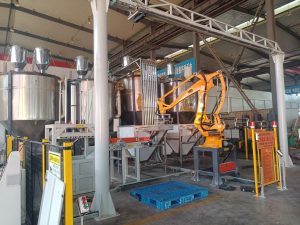 Robot tự động xé bao và cấp liệu trong nhà máy
