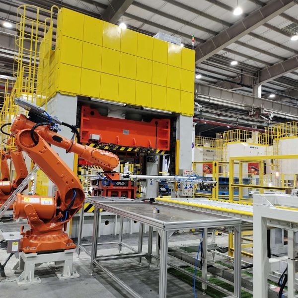 robot công nghiệp Kowell – hỗ trợ nạp và dỡ phôi trong dây chuyền máy dập